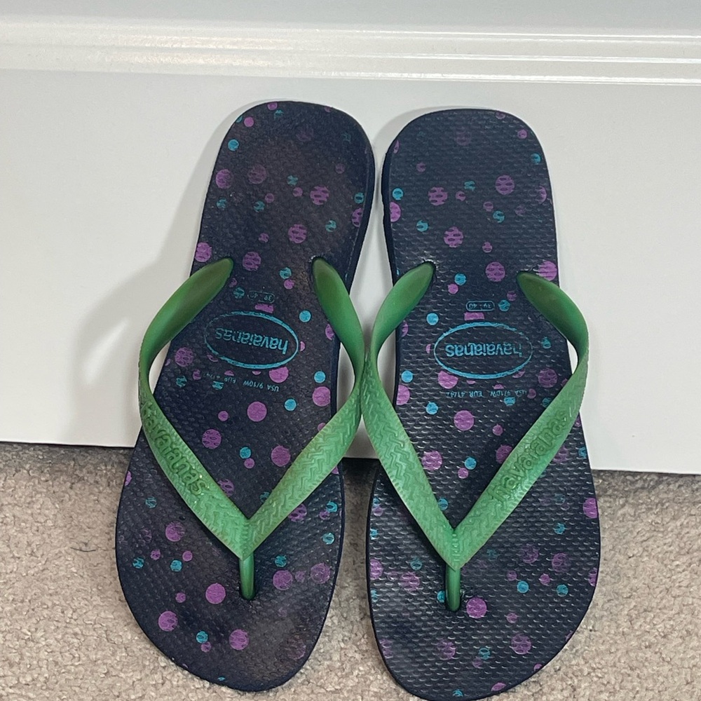 Havaianas Flip Flops with Green Straps and Colorful Dots